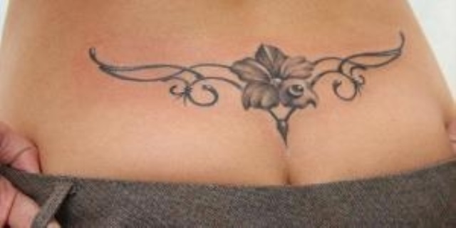 Сиськастая мамка с татуировками разделась перед другом и отдалась в вагину