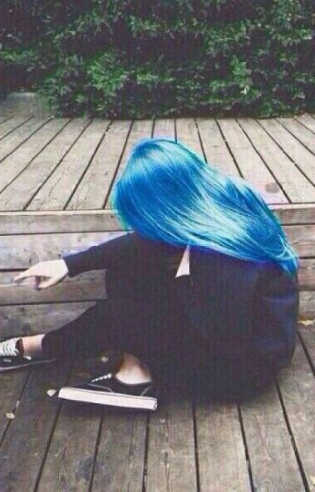 Нежную девочку с голубыми волосами долбят сзади