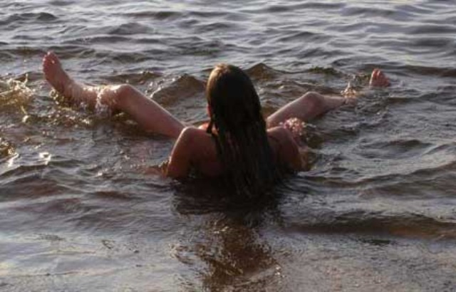 Девушка купается голой