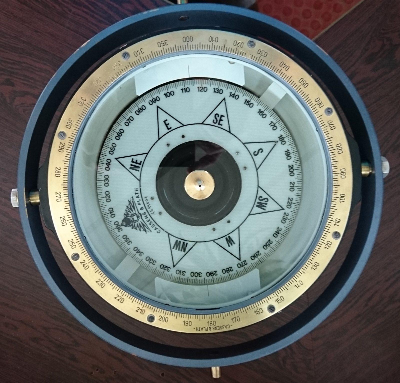 Компас n w s. Магнитный компас судовой. Магнитный Компасс картушка. Корабельный гирокомпас компас 19 век. Магнитный компас УКП-м3.