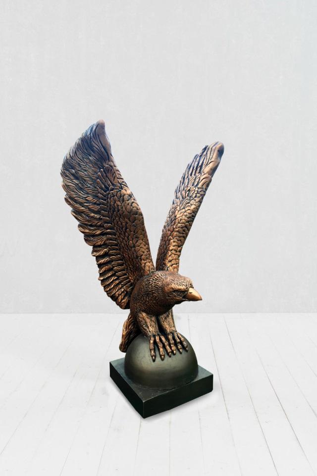 Орел на шаре. Скульптура орла. Скульптура орла из бетона. Орел на шаре статуэтка. Орёл с шаром бронза.
