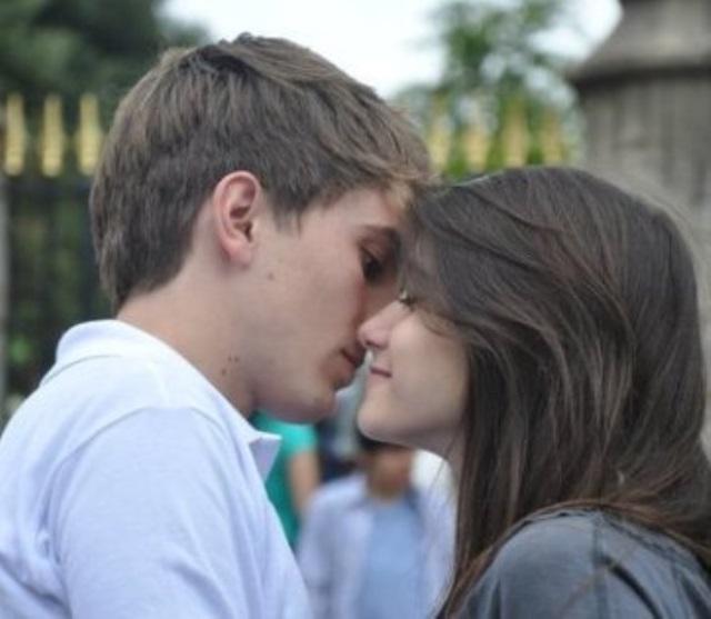 Во сколько лет был первый поцелуй. Обычный поцелуй. Первый поцелуй с парнем. Поцелуй в губы подростков. Первый поцелуй фото.