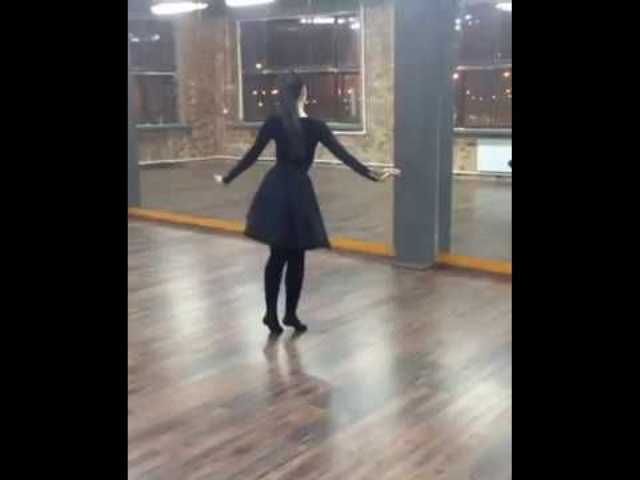Девушки танцуют лезгинку видео. Девушка танцует лезгинку. Девушка Танцующая лезгинку. Кавказская девушка танцует. Девушка красиво танцует лезгинку.