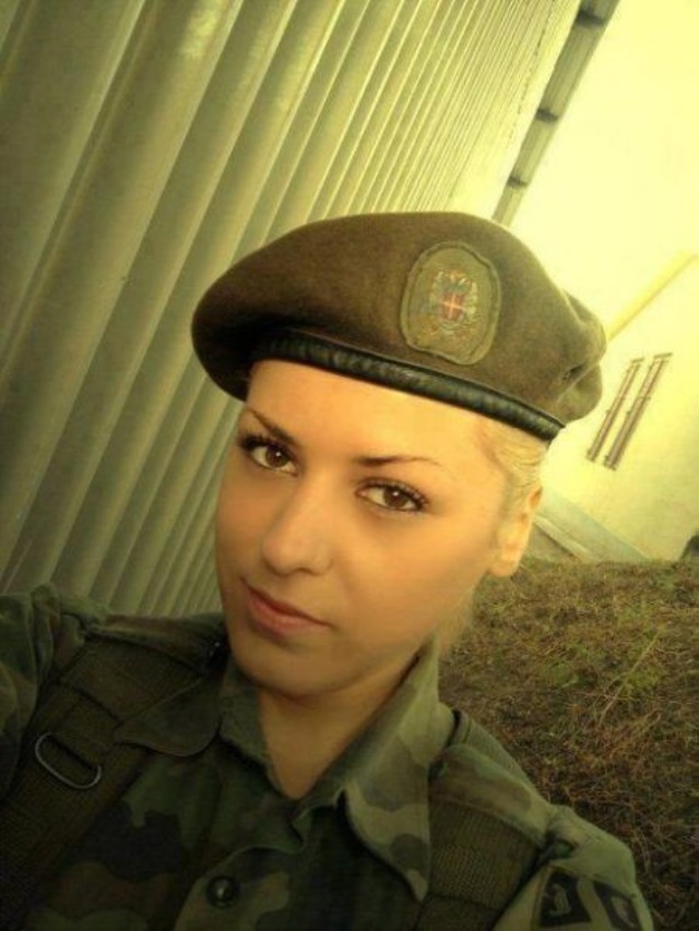 Знакомства военные вк. Сербские девушки. Девушки в армии Сербии. Сербские девушки в армии. Сербские девушки красивые.
