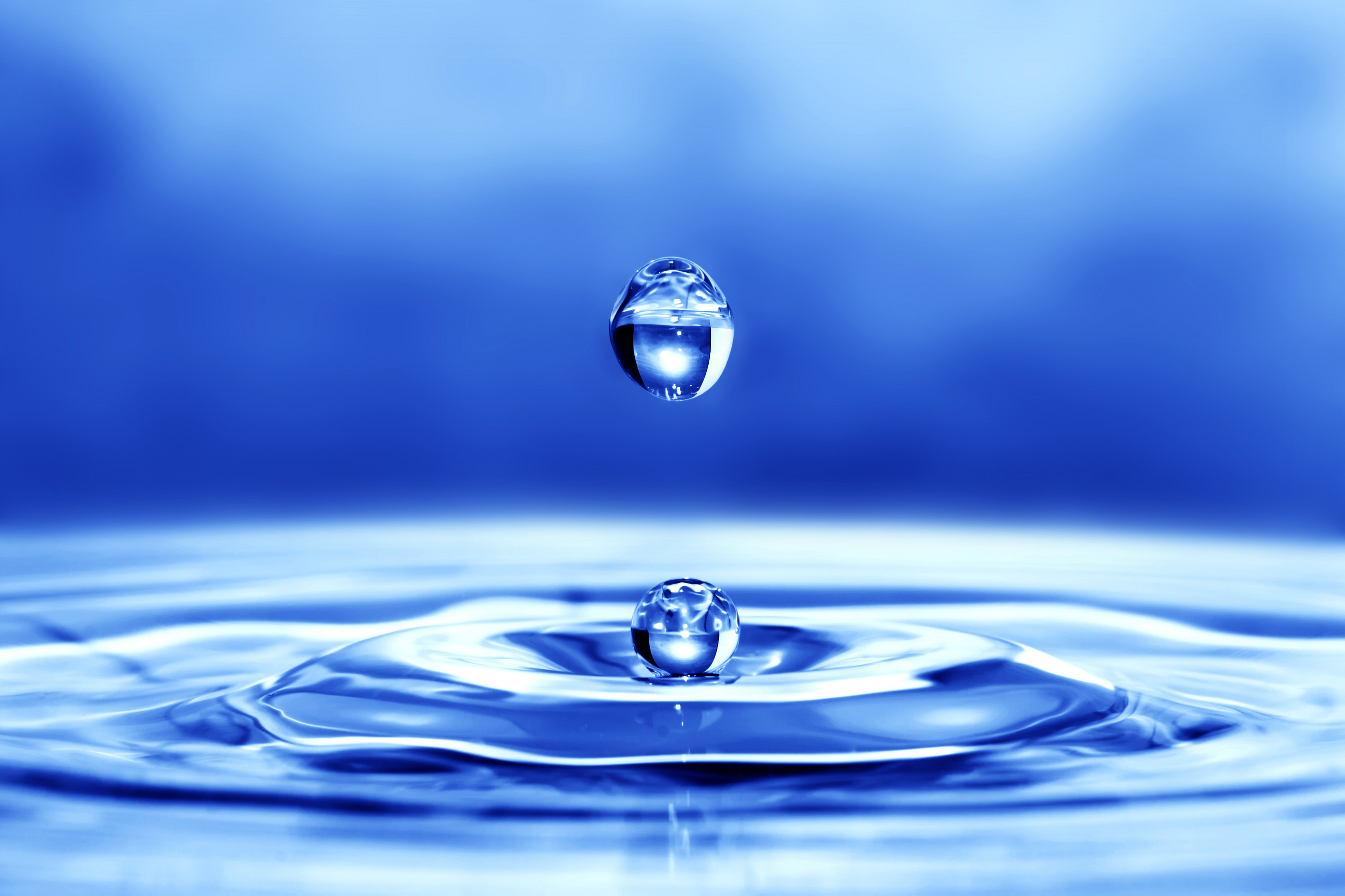 Синяя капля воды. Капли воды. Красивая капля воды. Капля капает в воду. Вода фон.