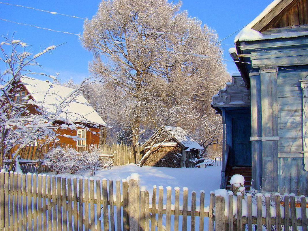 Первые деревни. Село зимой. Зимний двор в деревне. Двор в деревне зимой. Заснеженные дворы в деревне.