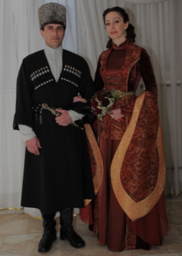 Одежда осетин. Национальный костюм осетинцев. Национальная одежда Северной Осетии. Осетины осетины национальный костюм.