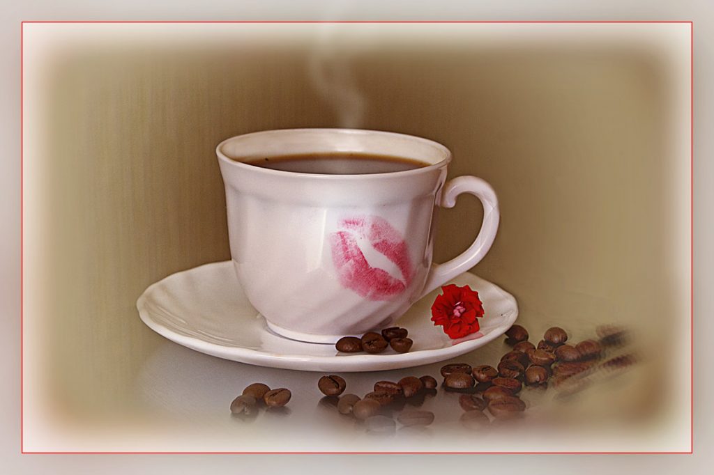 Доброе утро с нежным поцелуем. "На чашечку кофе…?!". Чашка кофе с добрым утром. Чашечка утреннего кофе. Чашечка кофе для любимого.