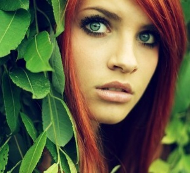 Рыжая девушка с зелеными глазами фото
