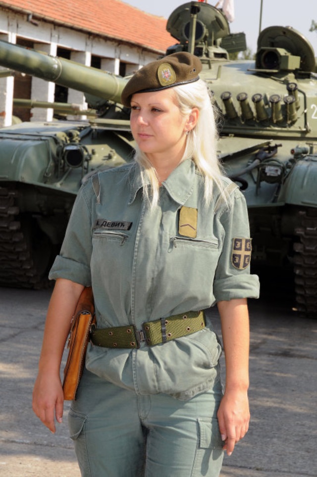 На фотографии стояла девушка в военной форме