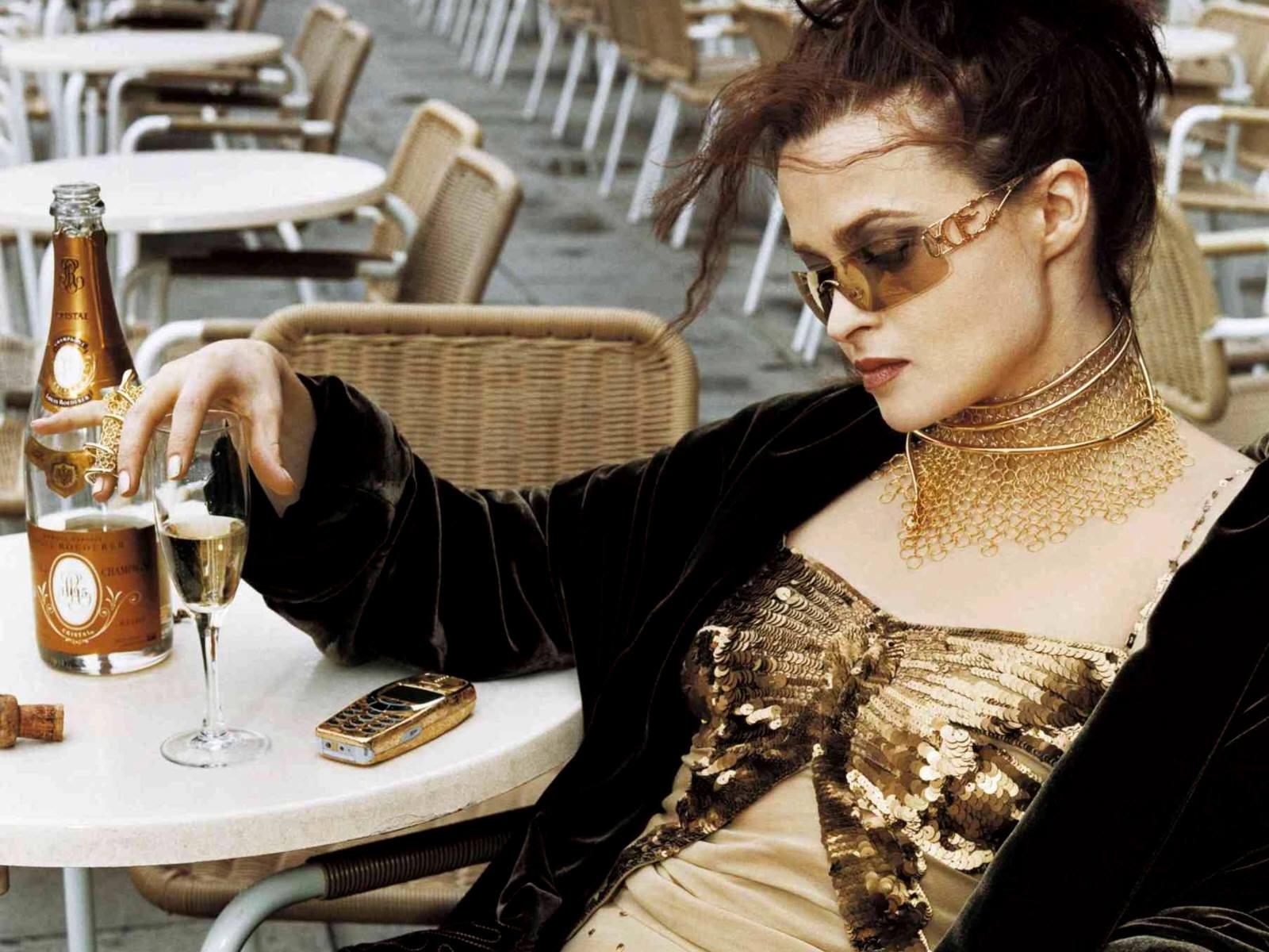 Пить 30. Хелена Картер в кафе. Helena Bonham Carter. Helena Bonham Carter smoking. Хелена Бонем в ресторане.