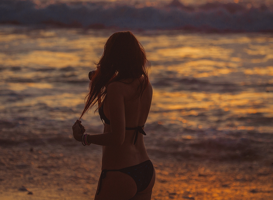 красивое фото девушки на море спиной