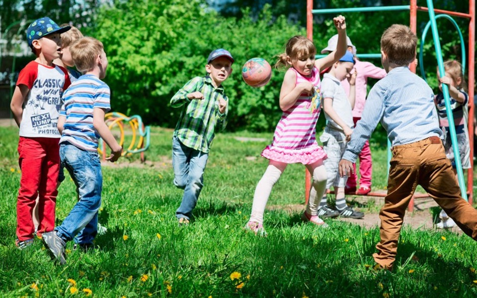 Каникулы 20 24. Прогулка летом. Летние детские игры на свежем воздухе. Уличные игры для детей. Дети играющие во дворе.
