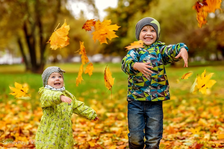 Дети гуляют осенью картинка
